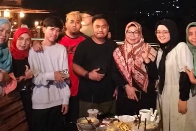 Tiko berfoto bersama Bang Brew dan Warga  di salah satu cafe di Kotamobagu (Sumber: Foto Ekslusif Manadonesia)