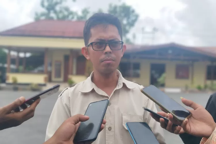 Ketua PWI Papua Barat Bustam saat mendampingi membuat laporan polisi (LP) di Polresta Manokwari, Selasa (6/6/2023) siang, terkait Sekretaris PWI Papua Barat Mathias Reyaan yang dianiaya saat bertugas meliput kebakaran di Pasar Wosi, Selasa, 6 Juni 2023 dini hari.