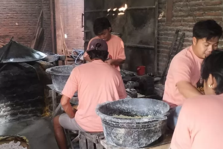 Mak Ganjar Gandeng Ibu-Ibu di Kudus Untuk Membuat Cemilan Kue Sakura