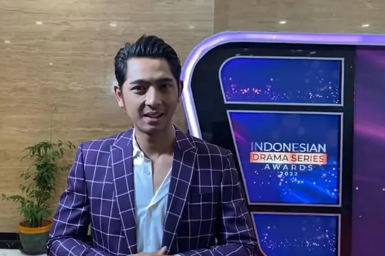 tampilan Arya Saloka di Indonesia Drama Series Awords 2022 (foto: gorajuara.com/youtube official RCTI)