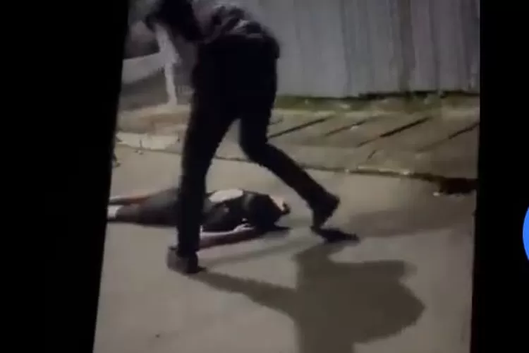 Tangkapan layar video penganiayaan yang dilakukan oleh anak Pejabat Dirjen Pajak MArio Dandy Satrio terhadap seorang remaja. (Twitter @rthurbraga )