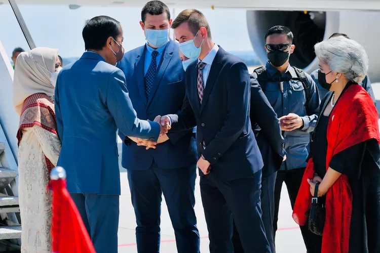 Presiden Joko Widodo beserta Ibu Iriana Jokowi mendapat sambungan hangat dari Wakil Gubernur Provinsi Rzeszow, Rodoslaw Wiatr setibanya turun dari pesawat di Bandara Bandar Udara Internasional Rzeszow-Jasionka, Polandia, Selasa (28/6/2022) waktu setempat. (Muchlis Jr/Biro Pers Sekretariat Presiden)