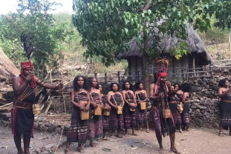 Beberapa masyarakat Suku Abui di Desa Takpala, Kecamatan Alor Tengah Utara, Alor, Nusa Tenggara Timur,( Dok. Istimewa )
