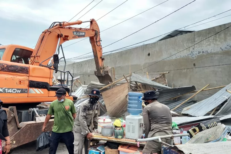 Satpol PP Kota Semarang Bongkar 38 Lapak Liar di Terminal Terboyo