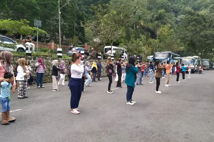 Para wisatawan tengah ikut melakukan flasmob di Sleman. (humas pemkab sleman)