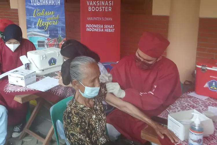 Kegiatan vaksinasi booster untuk lansia di  Gereja Katolik Santo Yohanes Rasul Somohitan Turi, Sleman, Sabtu (26/3/2022). (Ayoyogya.com/Rahajeng Pramesi)