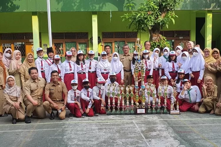 Siswa, guru dan pembina PMR SDN Sukadamai 3 Kota Bogor berfoto bersama setelah berhasil menjadi juara umum pada Youth Red Cross Festival atau YRC Fest 2023 yang diadakan SMAN 9 Kota Bogor.