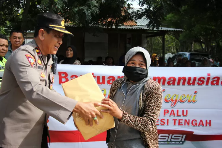 Polresta Palu bagi-bagi bantuan sosial kepada masyarakat Kota Palu. (Ist)