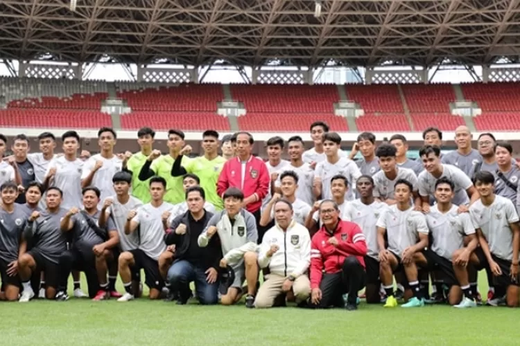 Presiden Joko Widodo (Jokowi) saat mengunjungi Timnas Indonesia U20 dan pelatih Shin Tae-yong di Gelora Bung Karno, Sabtu 1 April 2023 sore setelah batal tampil di Piala Dunia U20 2023 (Instagram @pssi)