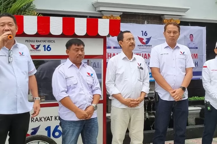 Jajaran DPW Perindo Sulteng bersama pengurus DPP Perindo Yusuf Lakaseng, berkunjung ke Morowali untuk menyerahkan bantuan gerobak dan modal usaha bagi pelaku UMKM di dua kabupaten, yakni Morowali dan Morowali Utara. (foto: dok. perindo) 
