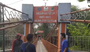 Warga Kebon Duren Perbaiki Jembatan Oranye Kalimulya Depok 