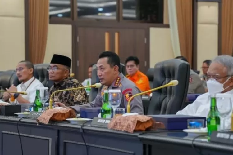Kapolri Jenderal Listyo Sigit menyatakan Kapolri sebanyak 24 terduga teroris bom bunuh diri Polsek Astana Anyar Bandung telah diamankan.