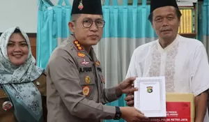 HUT ke-77 Bhayangkara, Polres Metro Depok Bersihkan Masjid