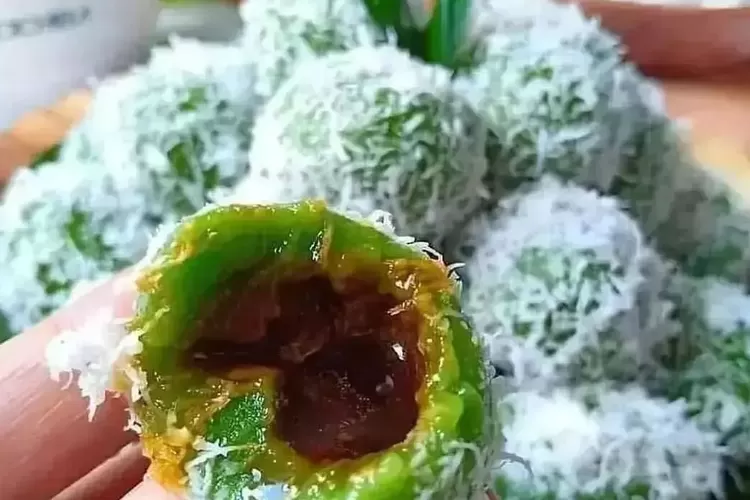 Klepon Pandan Tradisional: Klepon pandan berwarna hijau alami, dibalut kelapa parut dan berisi gula merah lumer