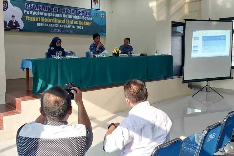 Rapat koordinasi (rakor) Kelompok Kerja (Pokja) Kelurahan Sehat Kelurahan Cilangkap di aula Kelurahan Cilangkap. (ANDIKA EKA/RADAR DEPOK)