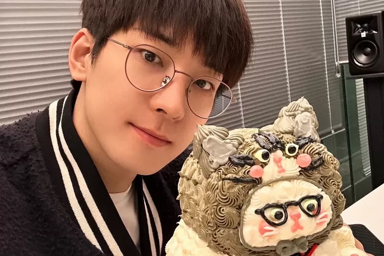 Wonwoo SEVENTEEN bersama kue ulang tahunnya (Twitter/pledis_17)