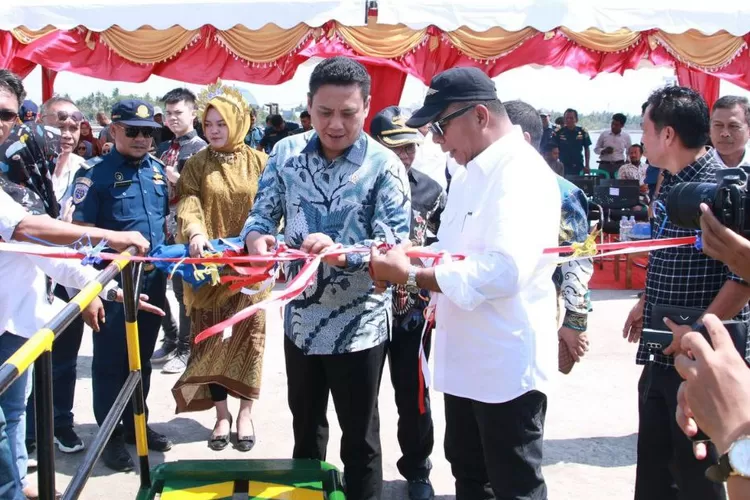 Bupati Bulukumba Andi Muchtar Ali Yusuf bersama Wakil Ketua Komisi V DPR RI Andi Iwan Darmawan Aras meluncurkan KM Cantika Lestari di Pelabuhan Leppe'e, Sabtu 21 Oktober 2023.