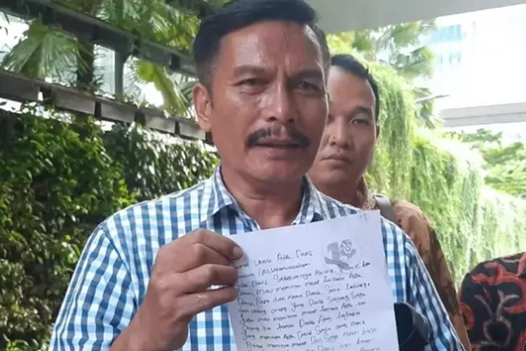 Tagor Lumbantoruan, ayah Shane Lukas, menitipkan surat anaknya untuk keluarga David Ozora di RS Mayapada, Jaksel.
