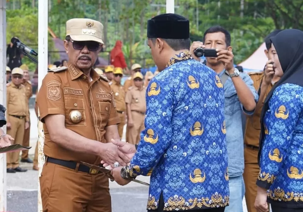 Penyerahan SK PPPK Paruh Waktu oleh Bupati Kolaka Utara Nur Rahman Umar, Senin 12 Januari 2026.  (Instagram Diskominfo Kolut)