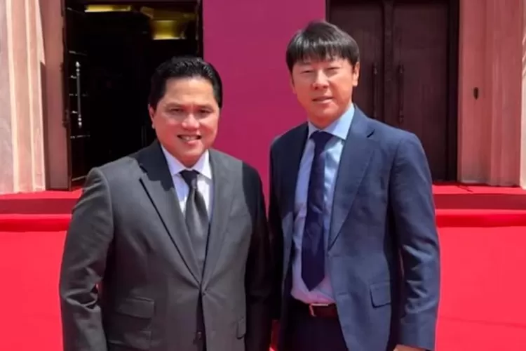 Erick Thohir bersama Shin Tae Yong. Ketum PSSI siap hadapi Jepang dan Vietnam di grup D Piala Asia 2023