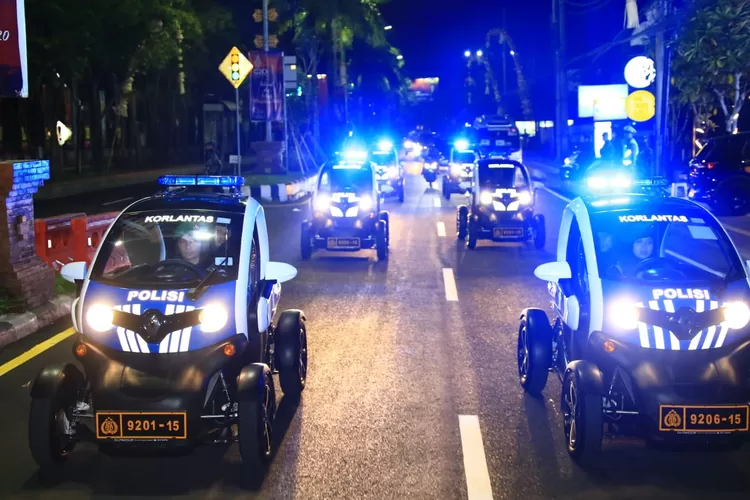 Sejumlah kendaraan listrik yang dikenderai Polwan dan Kowad menyusuri jalanan di Kota Denpasar, Bali untuk patroli dan pengamanan gelaran KTT G20 Bali. (dok. Div Humas Polri)