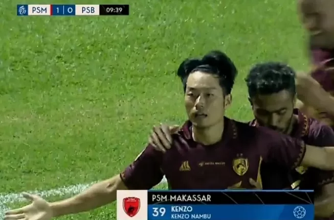 Potret selebrasi pemain PSM Makassar (Kenzo Nambu) yang berhasil mencetak gol ke gawang Persib Bandung  (Foto : Genmuslim / dok : konten streaming vidio.com)