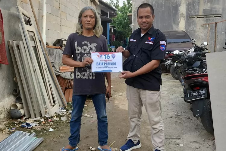 Tim Bacaleg Partai Perindo untuk DPRD Kota Depok dari Dapil Pancoranmas, Tati Sri Hardina, membantu pembangunan shelter sampah di RT3/1, Kelurahan Rangkapanjaya, Kecamatan Pancoranmas. (Tati Sri Hardina For Radar Depok)