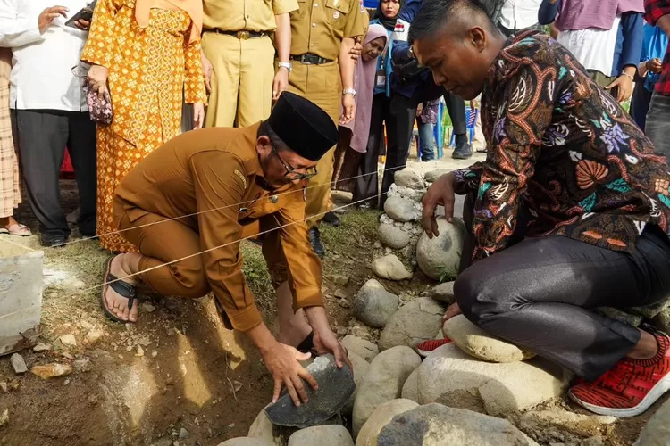  Wako Hendri Septa letakan batu pertama pembangunan Masjid Al-Kaffah. (Prokopim)