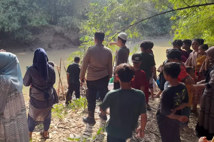 Warga melihat Sungai Cilemer lokasi dua pemuda patia diterkam buaya, Minggu 16 Juli 2023 (net/kabarfajar.com)