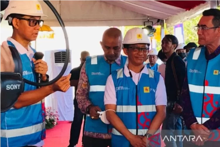 Direktur Utama PT PLN (Persero) Darmawan Prasodjo (kiri). PLN memastikan tarif listrik tidak naik hingga tiga bulan ke depan.