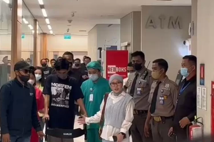 David Ozora saat berjalan di RS Mayapada, Jakarta Selatan, Minggu (16/4/2023).  (ANTARA/Walda)