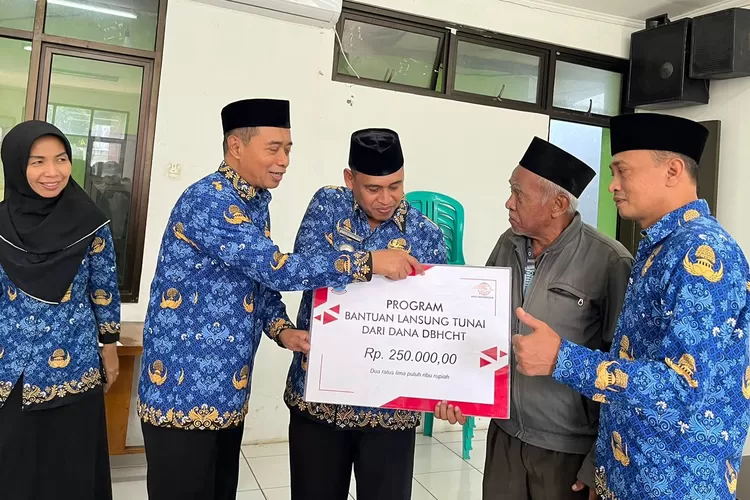 Pemkot Bekasi Menyalurkan Dana BLT untuk Tingkatkan Kesejahteraan Masyarakat. (Foto/Humas Pemkot Bekasi.)