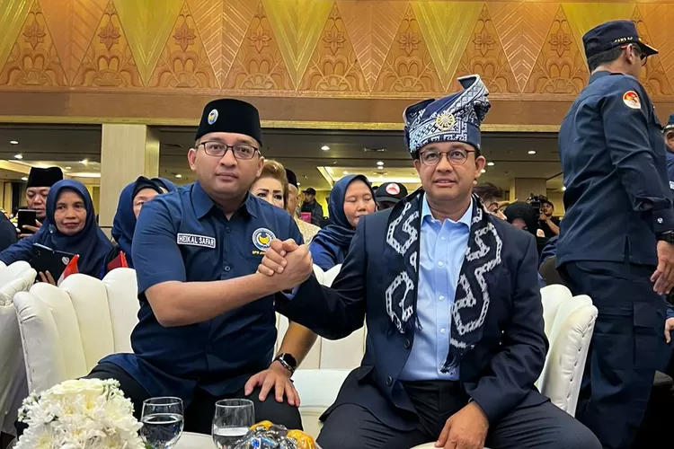 Capres Anies Baswedan bersama Ketua DPW GARPU Jawa Barat Heikal Safar saat pelantikan pengurus DPW GARPU DKI Jakarta, Banten dan Jawa Barat di Hotel Horison, Senin (20/3/2023). (FOTO: Dharma/Suarakarya.id)