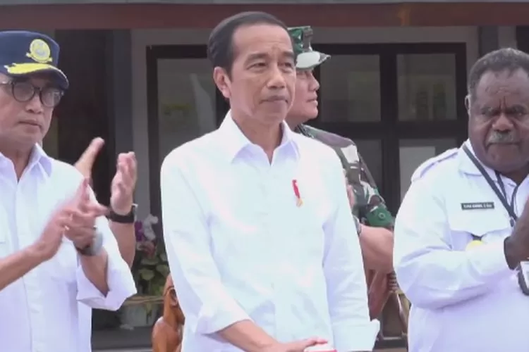 Presiden Jokowi saat meresmikan Terminal Bandar Udara (Bandara) Ewer, Kamis (06/07/2023) pagi. (Foto: Tangkapan Layar YouTube Sekretariat Presiden)