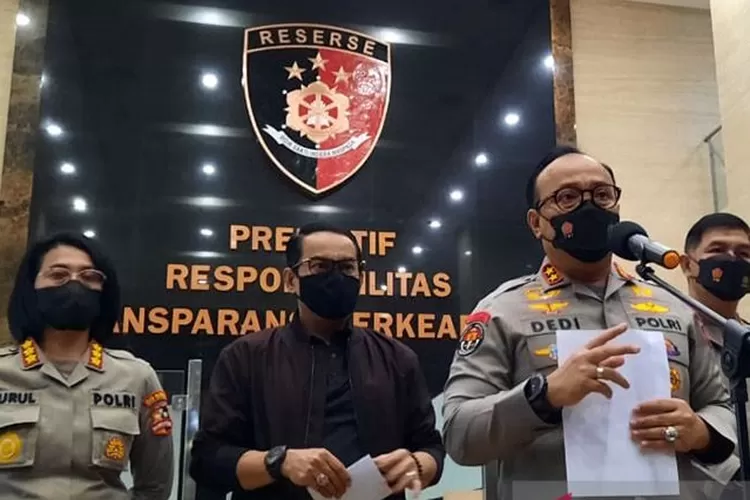 Kepala Divisi Humas Polri Irjen Pol Dedi Prasetyo memberikan keterangan pers tentang penetapan tersangka Bharada E, di Mabes Polri, Jakarta, Rabu (3/8/2022).  (ANTARA/Laily Rahmawaty)