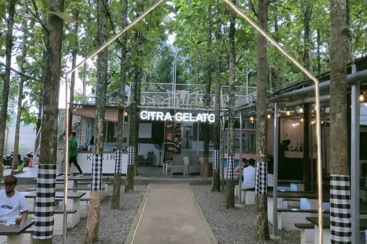 Caffe nuansa kebun di citra raya Citra Gelato 