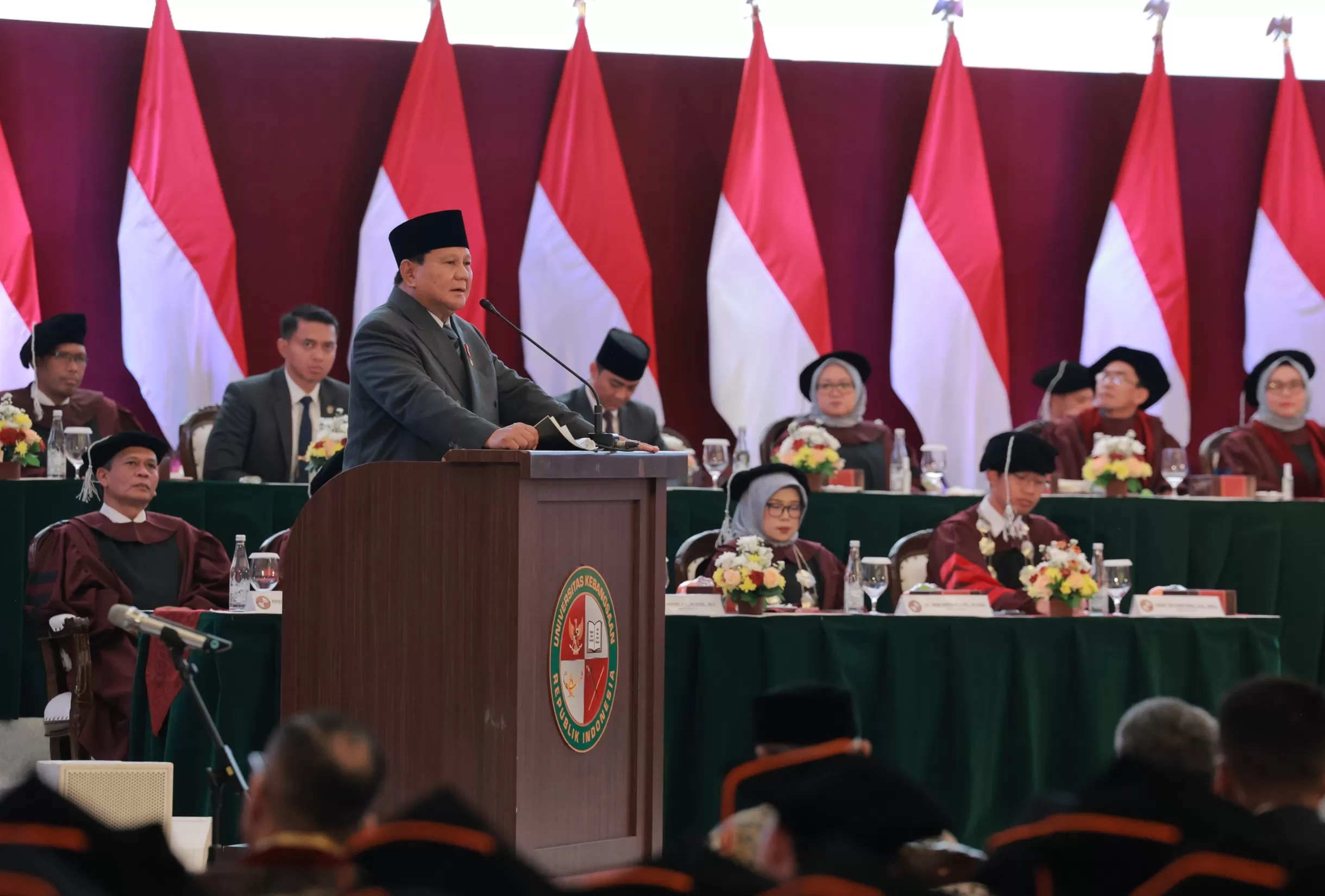 Presiden Prabowo saat menyampaikan orasi ilmiah dalam Sidang Senat Terbuka Universitas Kebangsaan Republik Indonesia (UKRI).