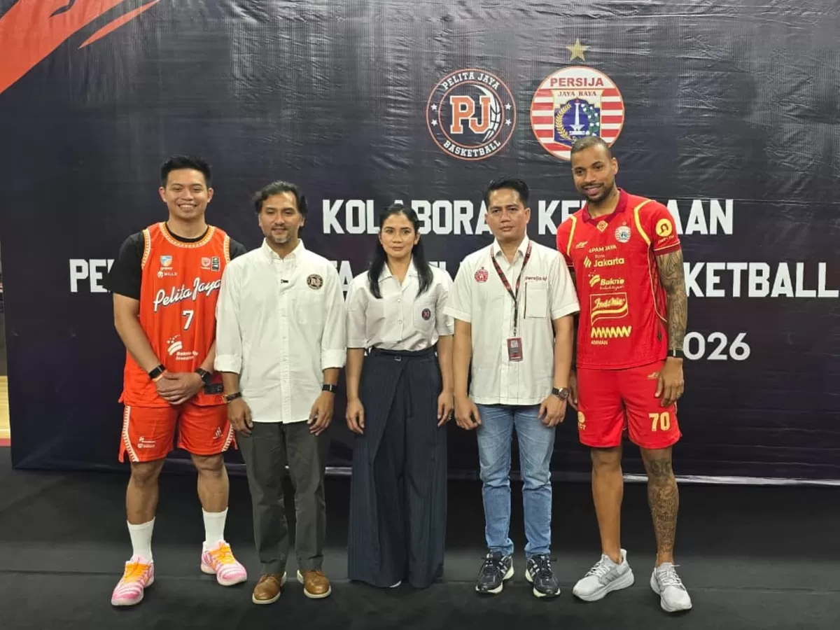 Perwakilan Pelita Jaya Basketball dan pemain, serta perwakilan Persija Jakarta berfoto bersama setelah penandatanganan MoU kolaborasi strategi bersama, 12 Februari 2026, di Pelita Jaya Arena, Jakarta. (ISTIMEWA)