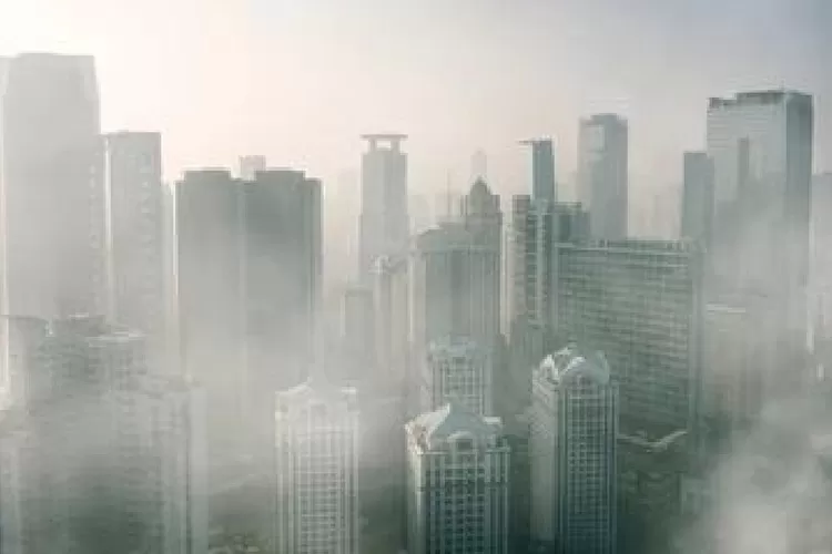 Polusi udara di DKI Jakarta yang sempat menjadi nomor 1 terburuk di dunia. Menko Marves Luhut Binsar Pandjaitan usulkan  kembali mewajibkan pemakaian masker  