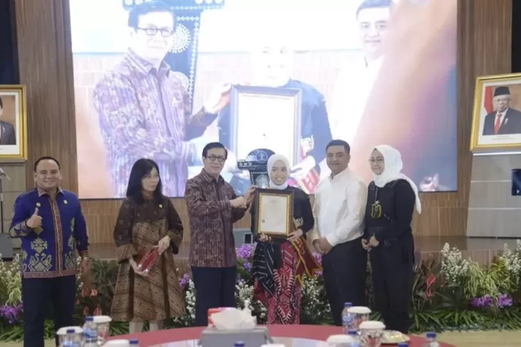 Menteri Hukum dan HAM Yasonna Laoly memberikan piagam dan surat pencatatan hak cipta atas dua lagu Putri Ariani yang berjudul 'Loneliness' dan &lsquo;Permata Indah Dunia&rsquo;.