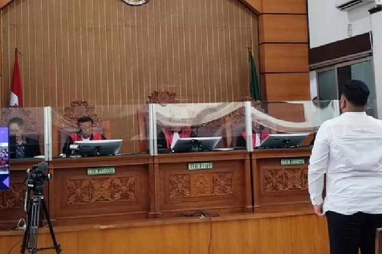 Shane Lukas berdiri saat Majelis Hakim PN Jakarta Selatan menjatuhkan amar putusan berupa vonis  5 tahun penjara atas kasus penganiayaan berat terhadap Davis Ozora 