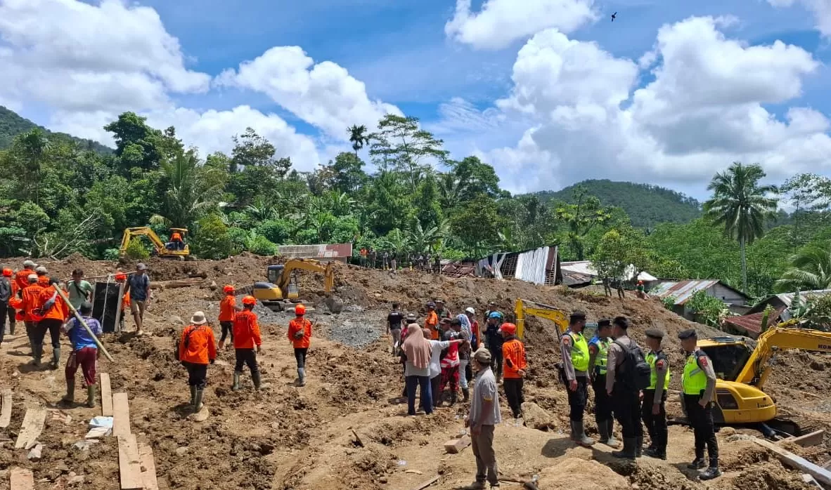 Tim SAR gabungan melakukan pengadilan longsor di Desa Pandanarum, Kecamatan Pandanarum, Kabupaten Banjarnegara, Jawa Tengah.