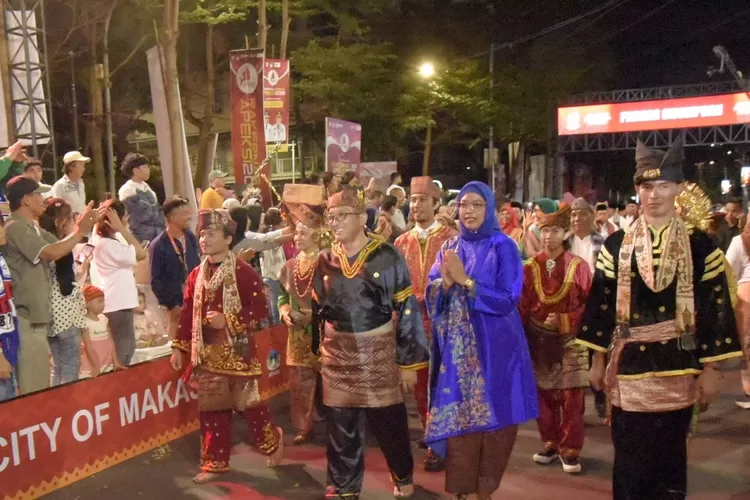Wako Hendri Septa pimpin jajarannya tampilkan Seni Budaya Minang di Rakernas APEKSI XVI Makassar. (Prokopim Pdg)
