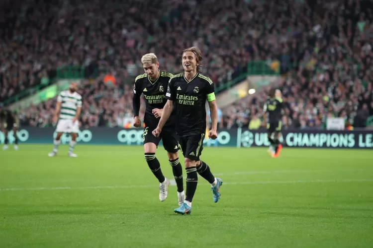 Pemain Real Madrid Luca Modric melakukan seleberasi usai mencetak gol ke gawang Glasgow Celtic yang dihadapi dalam Liga Champions. (twitter (@ChampionsLeague))