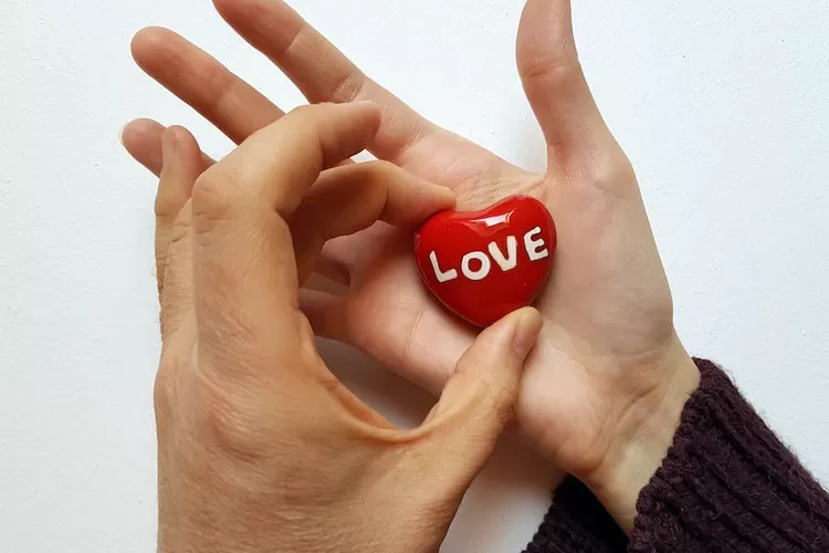 Ini dia ciri sihir dan pelet gantung jodoh, konon bisa buat anda susah jodoh (Pexels/ Peter Denovo)