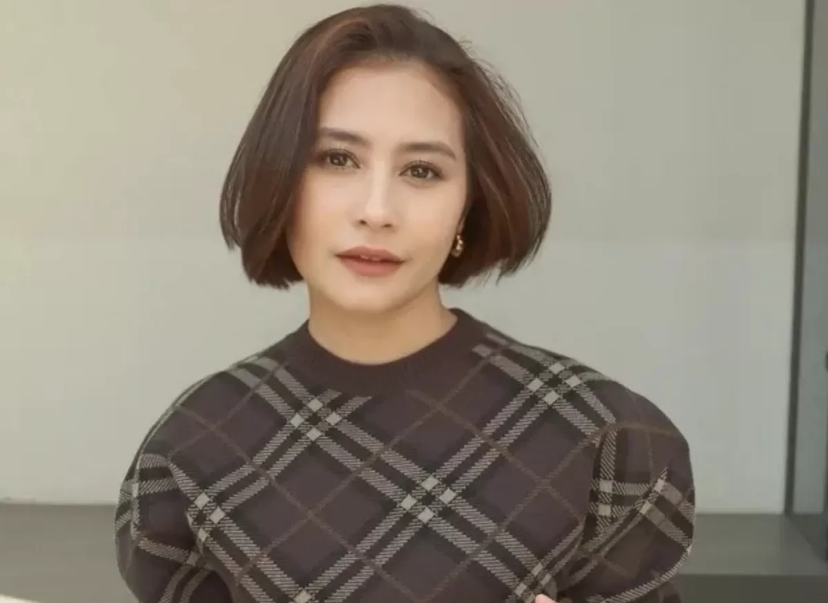Potret Prilly Latuconsina yang akhirnya minta maaf terkait kontroversi soal fitur open to work di Linkedin yang diduga cuma gimmick marketing, untuk campaign promosi produk pasta gigi (Instagram/prillylatuconsina96 )
