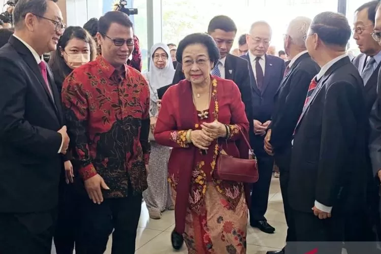 Presiden Ke-V RI sekaligus Ketua Umum DPP PDI Perjuangan Megawati Soekarnoputri menghadiri penganugerahan gelar doktor kehormatan di Universiti Tunku Abdul Rahman (UTAR), Selangor, Malaysia, Senin (2/10/2023).  (ANTARA/HO-PDIP)