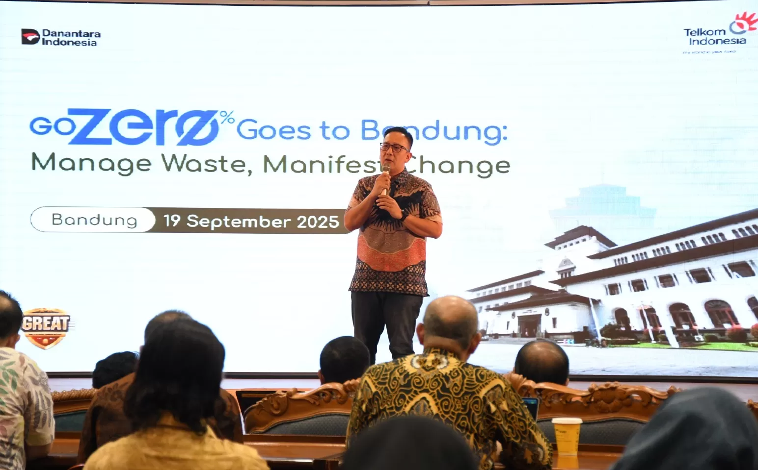 SVP Group Sustainability and Corporate Communication Telkom Ahmad Reza saat memberikan sambutan pada acara Roadshow GoZero% Goes to Bandung.