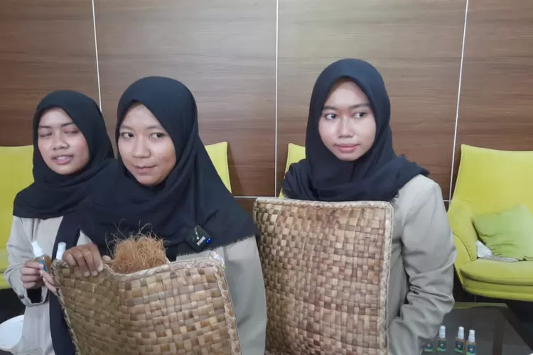 Tiga mahasiswi UGM Yogyakarta yang berkreasi  menciptakan bantal antibakteri dan tungau berbahan limbah sabut kelapa, enceng gondok, dan ekstrak daun sirih. (Dok. Humas UGM)