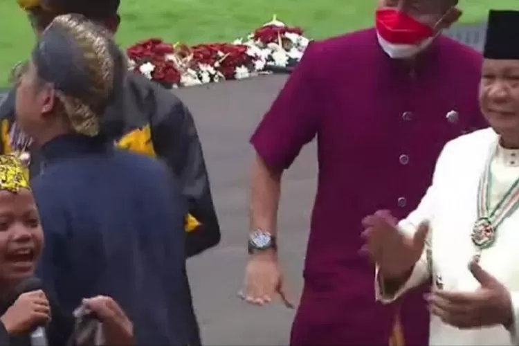 Momen Menteri Pertahanan Prabowo Subianto berjoget bersama penyanyi cilik Farel Prayogo usai Upacara Detik-Detik Proklamasi Kemerdekaan ke-77 RI di Istana Merdeka, Rabu (17/8/2022). (Tangkapan layar YouTube Sekretariat Presiden)